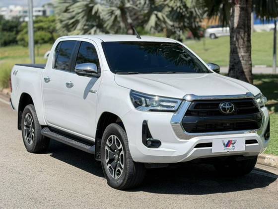 TOYOTA HILUX 2.8 D-4D TURBO DIESEL CD SRX 4X4 AUTOMÁTICO